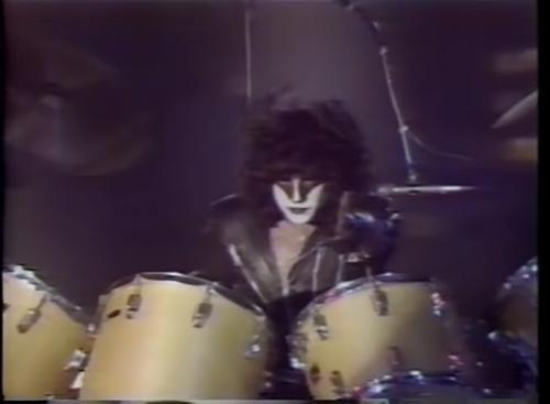 kiss on solid gold