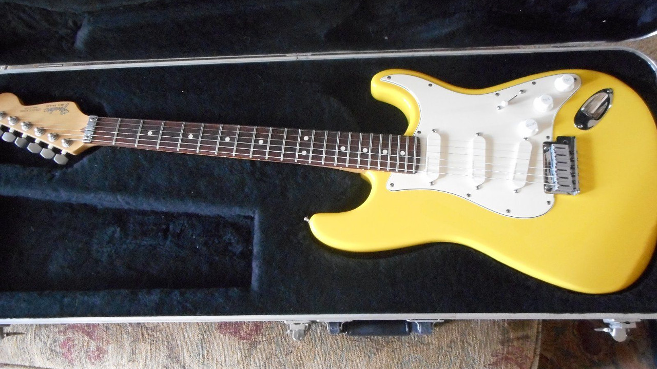Fender Stratocaster Plus Graffiti Yellow